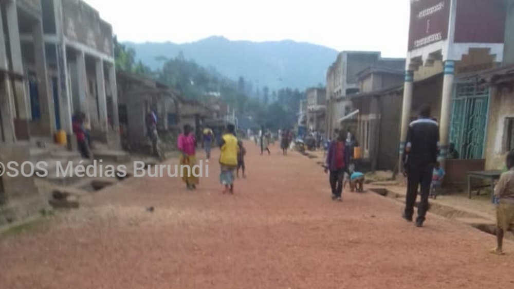 Une rue dans un centre a la frontiere entre Bweyey