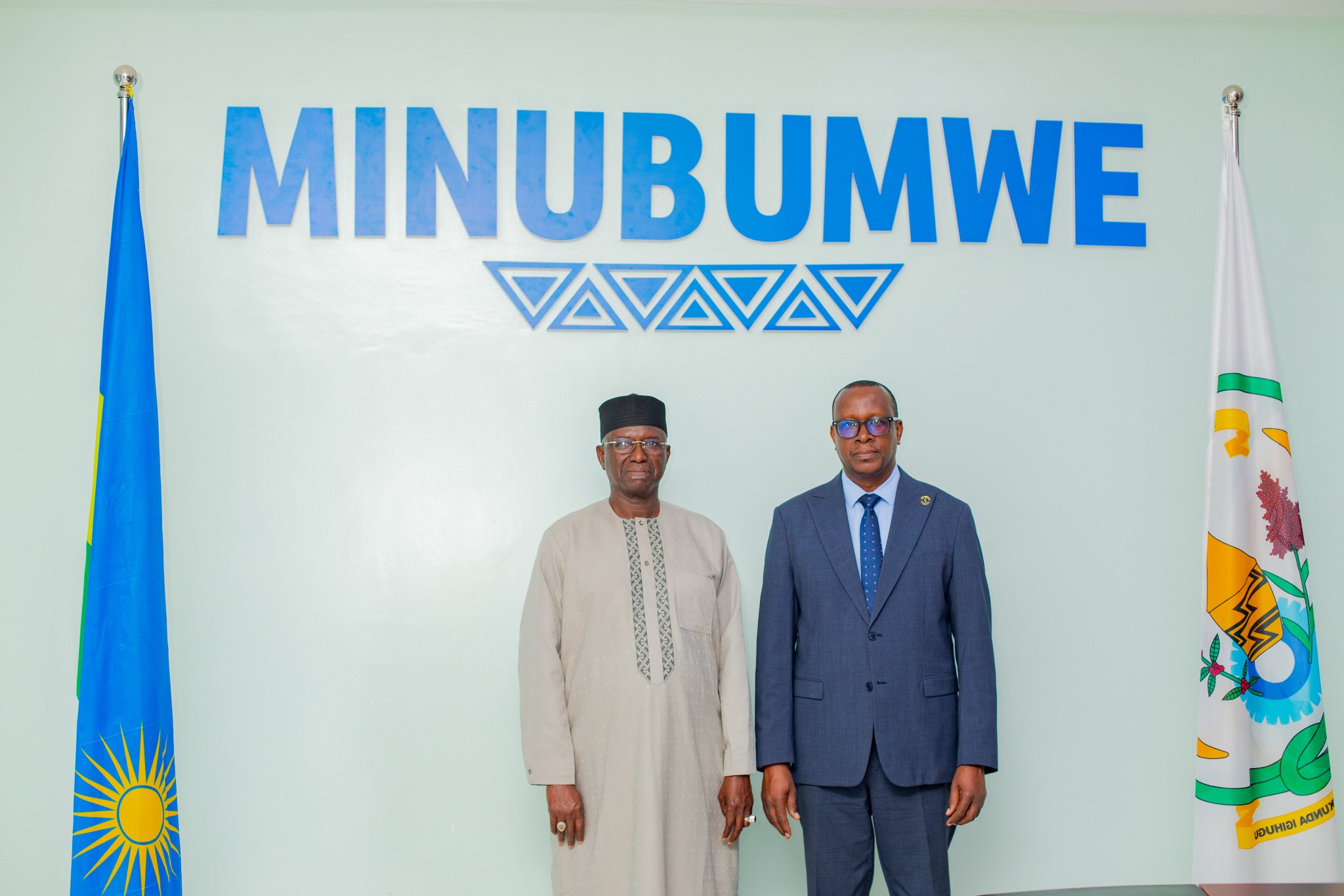 Minisitiri Dr. Bizimana yakiriye Gen. Faye wahoze mu Ngabo za MINUAR 12 HFdq 2ZXMAA6FD1