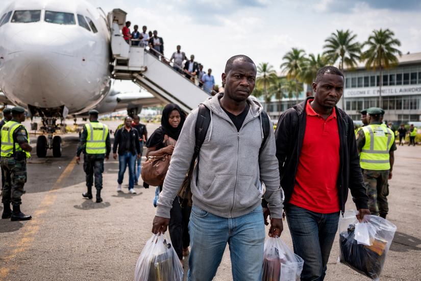 Uganda yakiriye abimukira ba mbere birukanwe muri Amerika 28 Passengers arriving at Entebbe Airport