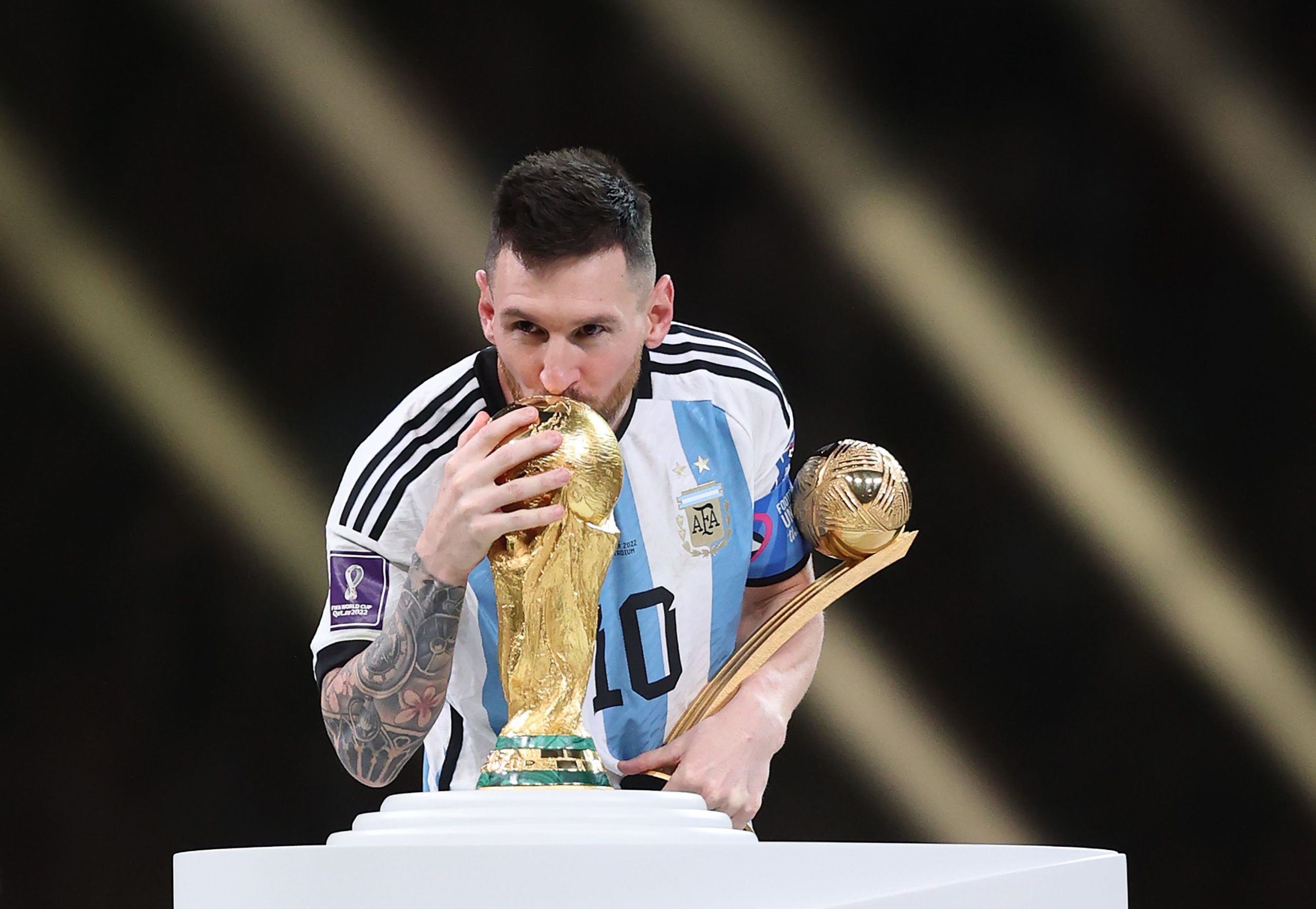 221218184732 messi wc trophy scaled