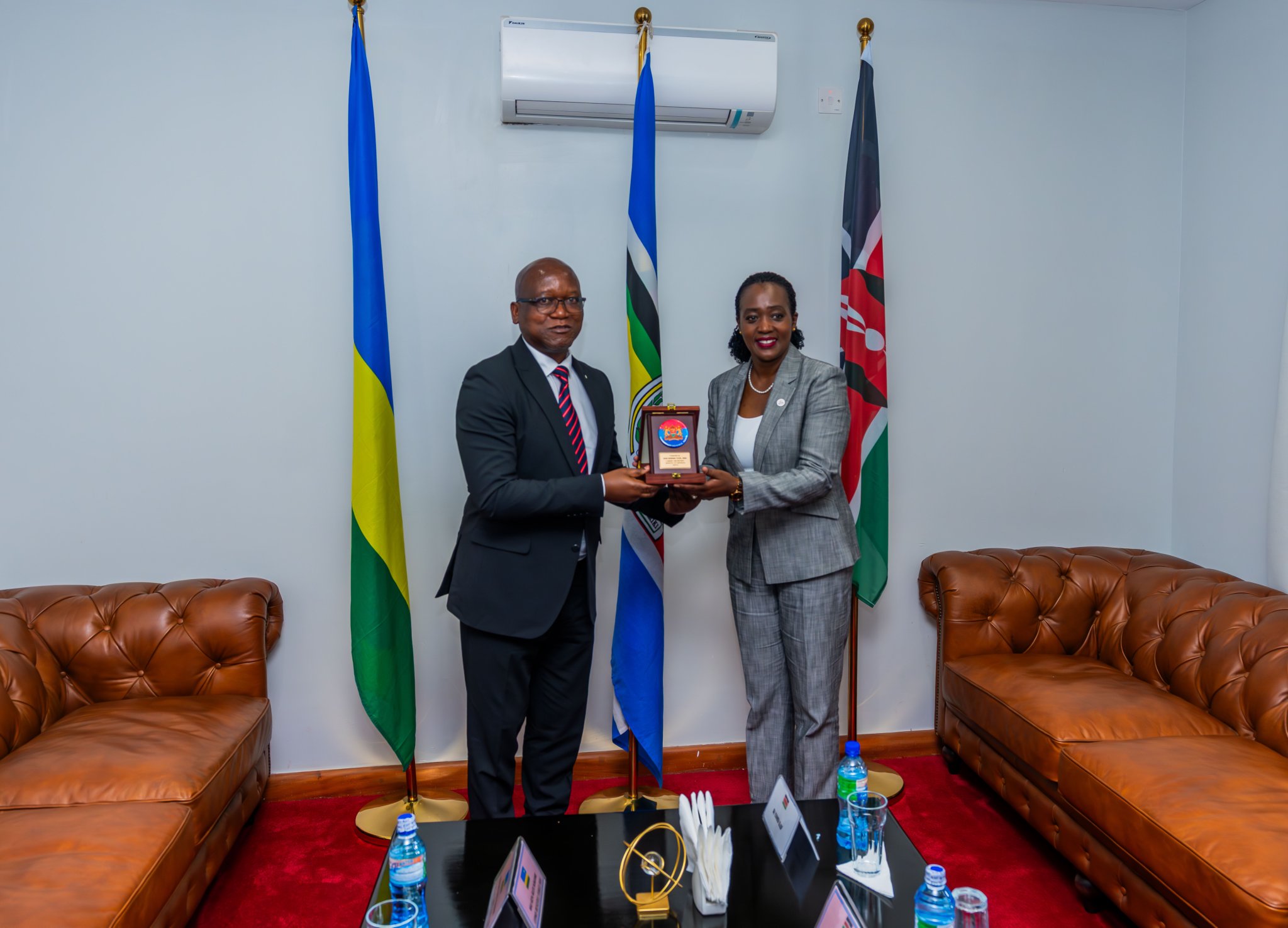 Kenya: Minisitiri w'Ingabo w'u Rwanda yitabiriye umuhango wo gusoza imyitozo ya Ushirikiano Imara 2026 2 HI8MMLpWgAI4BsW