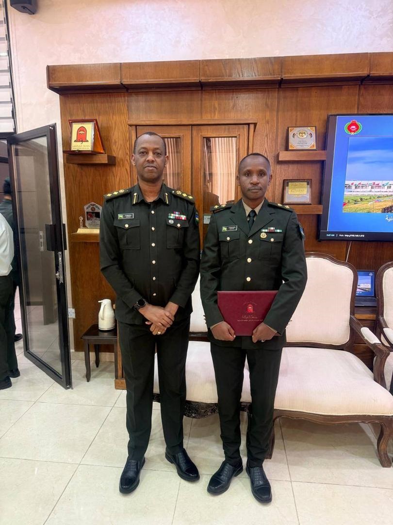 Lt Col E. Nsengiyumva wa RDF yarangije amasomo muri Royal Jordanian Command and Staff College 2 HK1PJWZWcAAdj7L