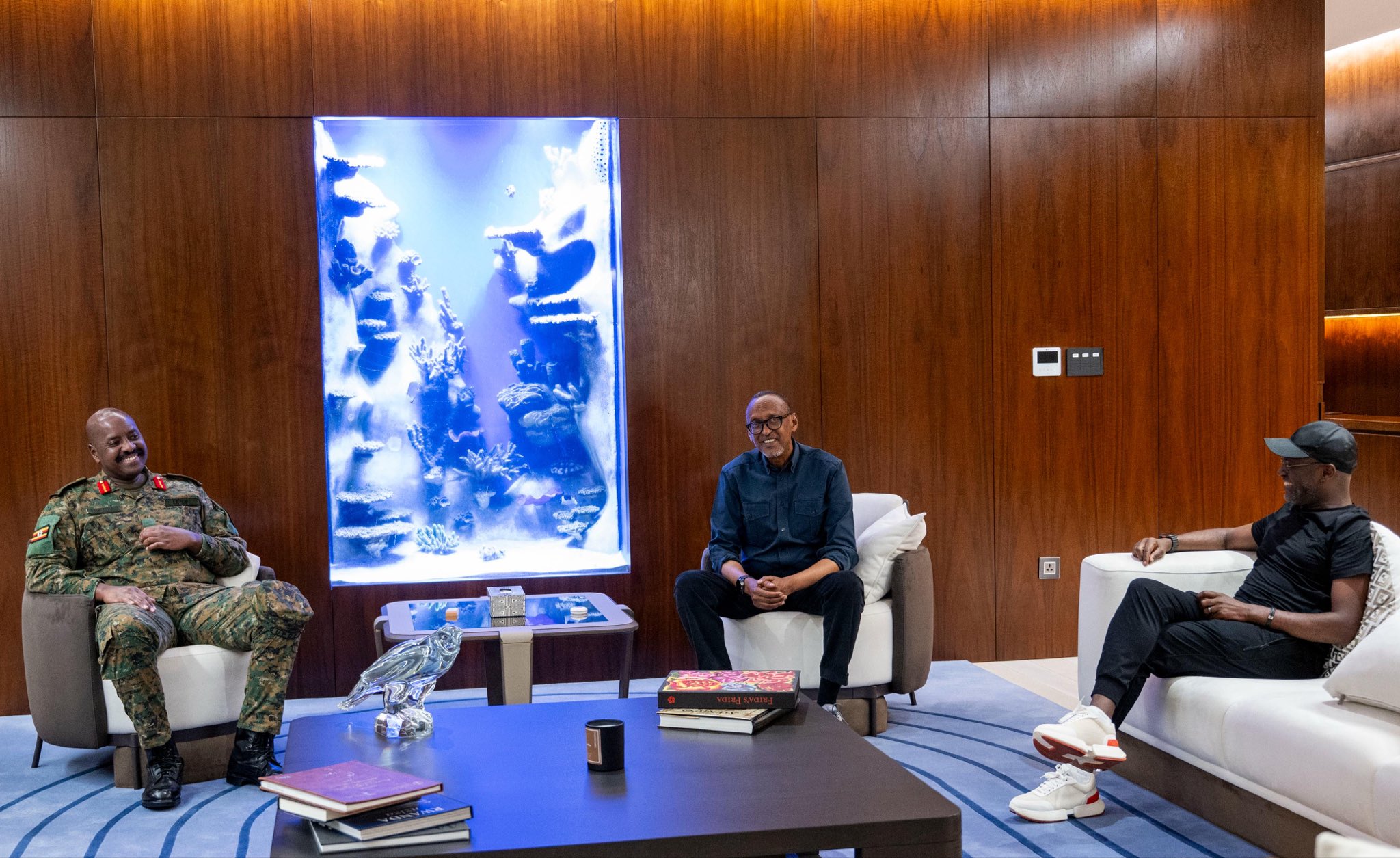 Perezida Kagame yakiriye Gen. Muhoozi wari uherekejwe n'umunyamakuru w'icyamamare, Andrew Mwenda