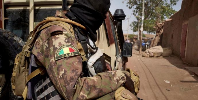 A soldier of the Malian army is seen during a patrol on the road between Mopti and Djenne, in central Mali, on February 28, 2020. - A week earlier Mali's Prime Minister announced the dismantling of the security checkpoints organized by the traditional militia hunters Dan Na Ambassagou from Dogon country. (Photo by MICHELE CATTANI / AFP)