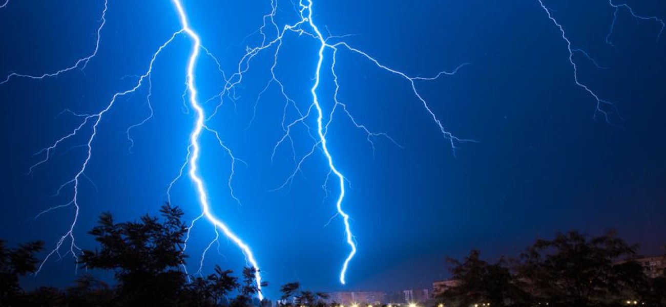 0_Lightning-discharges-during-a-large-rainstorm-in-a-city-with-forest-fringes