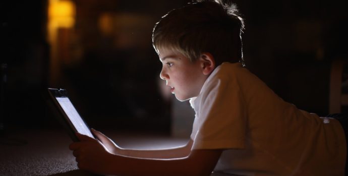 130801165135-child-with-ipad