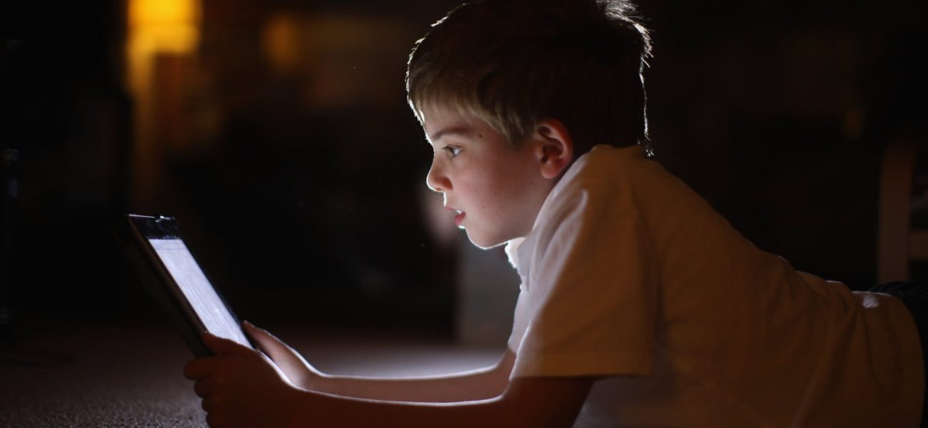130801165135-child-with-ipad