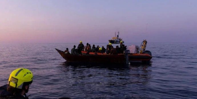 1332993_7437186_migrant-boat-2_updates