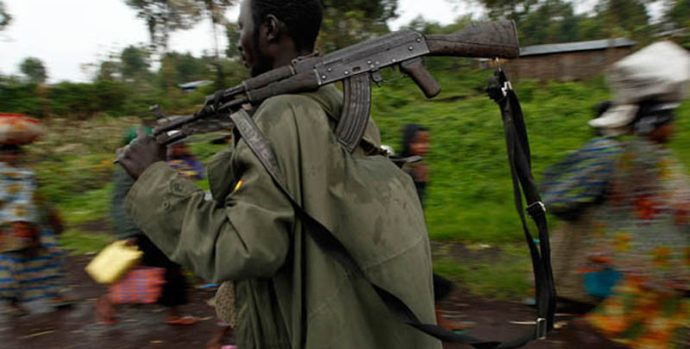 Congolese armed forces (FARDC) soldiers advance to a new position as they battle M23 rebels while residents flee the conflict, outside Goma, in the eastern Democratic Republic of Congo, September 2, 2013. Fighting erupted between eastern Congolese rebels and the army, which said it would push on with an offensive to recapture all territory controlled by insurgents despite their call for a ceasefire. REUTERS/Thomas Mukoya (DEMOCRATIC REPUBLIC OF CONGO - Tags: SOCIETY CIVIL UNREST MILITARY POLITICS)