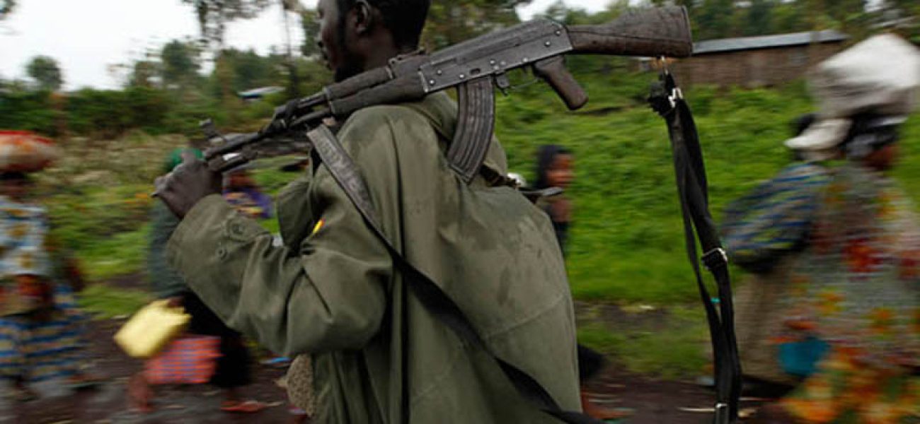 Congolese armed forces (FARDC) soldiers advance to a new position as they battle M23 rebels while residents flee the conflict, outside Goma, in the eastern Democratic Republic of Congo, September 2, 2013. Fighting erupted between eastern Congolese rebels and the army, which said it would push on with an offensive to recapture all territory controlled by insurgents despite their call for a ceasefire. REUTERS/Thomas Mukoya (DEMOCRATIC REPUBLIC OF CONGO - Tags: SOCIETY CIVIL UNREST MILITARY POLITICS)