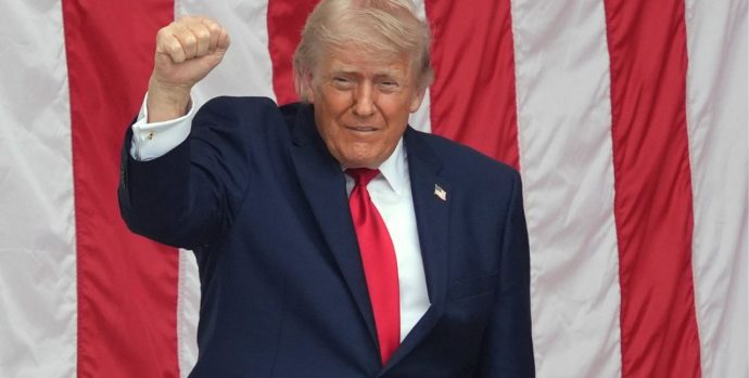 19176214_052626-trump-fist-tn