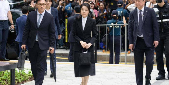 South Korea's former first lady Kim Keon Hee (C), wife of impeached former president Yoon Suk Yeol, arrives at the special prosecutor's office in Seoul on August 6, 2025. South Korea's former first lady Kim Keon Hee appeared for questioning by prosecutors on August 6 over a litany of allegations, including stock manipulation and bribery. (Photo by ANTHONY WALLACE / AFP)