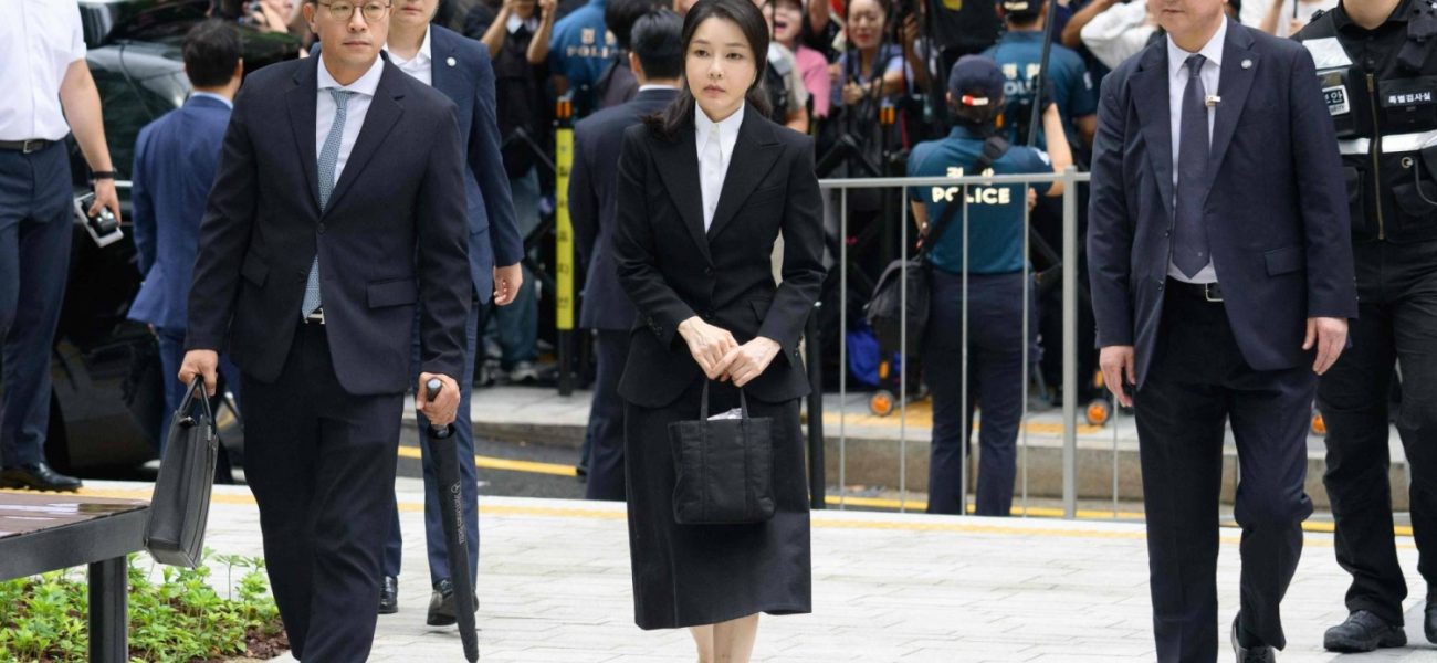 South Korea's former first lady Kim Keon Hee (C), wife of impeached former president Yoon Suk Yeol, arrives at the special prosecutor's office in Seoul on August 6, 2025. South Korea's former first lady Kim Keon Hee appeared for questioning by prosecutors on August 6 over a litany of allegations, including stock manipulation and bribery. (Photo by ANTHONY WALLACE / AFP)