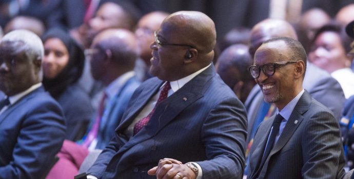 Ifoto ya Perezida Kagame afashe Tshisekedi mu kiganza yaramenyekanye cyane