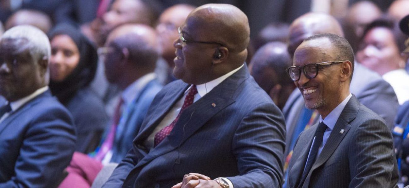 Ifoto ya Perezida Kagame afashe Tshisekedi mu kiganza yaramenyekanye cyane