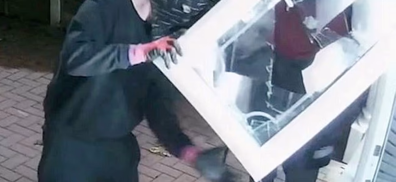 75305345-14849077-Members_of_the_gang_captured_on_CCTV_during_a_burglary-a-21_1750923917253