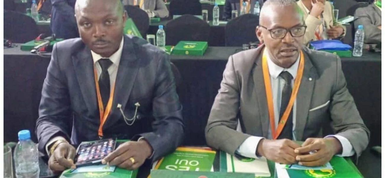 A-droite-Jeremie-Manirakiza-sassoie-avec-le-general-de-brigade-de-police-Alexandre-Muyenge-president-de-la-FFB