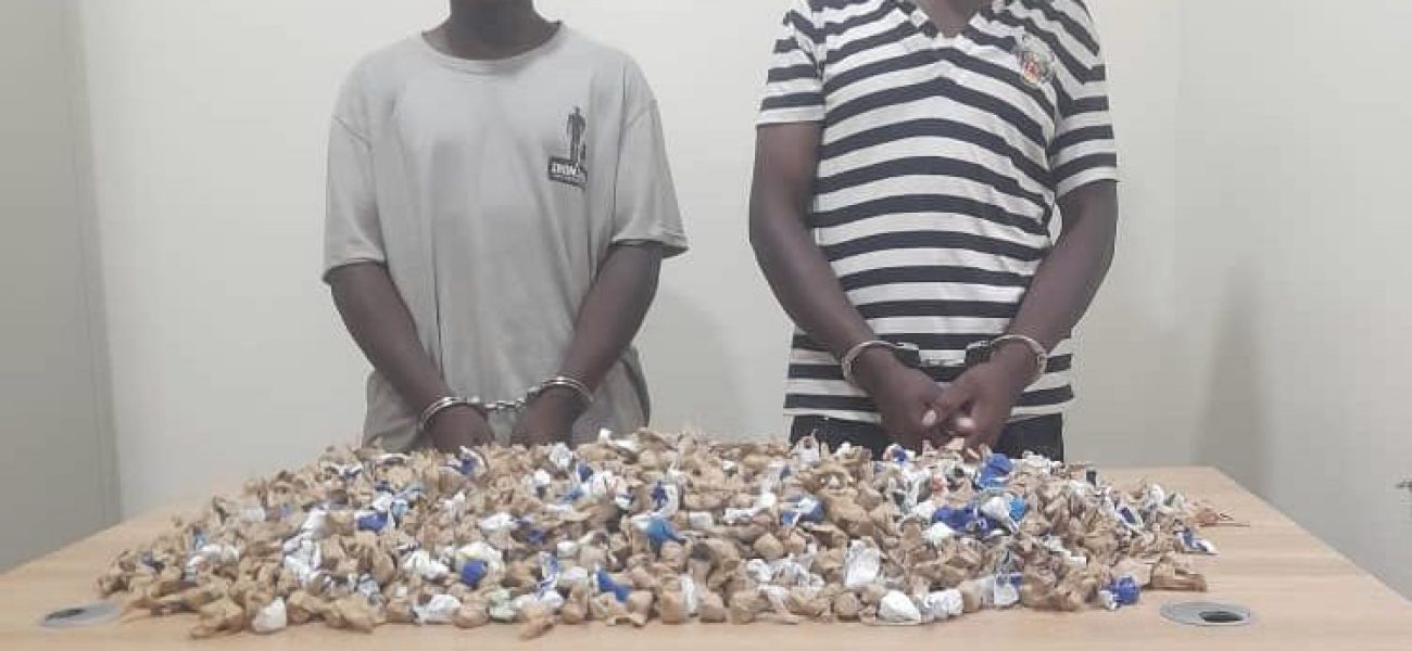 Murengezi Fanuel uzwi nka Kabwana Dada na Nizeyimana Theogene bakekwaho gucuruza urumogi, bafatanwe udupfunyika ibihumbi 2 twarwo