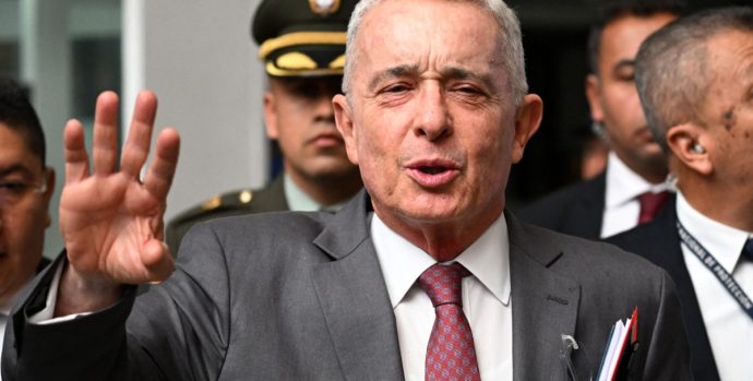 (FILES) Colombian former President Alvaro Uribe gestures as he speaks to the press outside a court complex at the end of his trial in Bogota on February 10, 2025. A Colombian court on August 1, 2025, sentenced still-powerful former president Alvaro Uribe to 12 years of house arrest after he was found guilty of witness tampering, a legal source told AFP. The sentence, which is due to be publicly announced later on Friday, marks the first time in Colombia's history that a former president has been convicted of a crime and sentenced. Uribe, now 73-years old, insists he is innocent and is expected to appeal the ruling. (Photo by Raul ARBOLEDA / AFP)