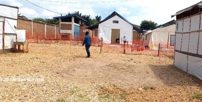 Au-centre-de-traitement-du-cholera-a-Rugombo-un-homme-se-deplace-sous-la-surveillance-des-soignants-dans-une-region-du-nord-ouest-du-Burundi-touchee-par-lepidemie-3800x2138_c