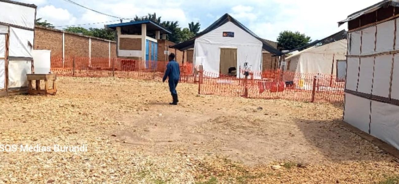 Au-centre-de-traitement-du-cholera-a-Rugombo-un-homme-se-deplace-sous-la-surveillance-des-soignants-dans-une-region-du-nord-ouest-du-Burundi-touchee-par-lepidemie-3800x2138_c