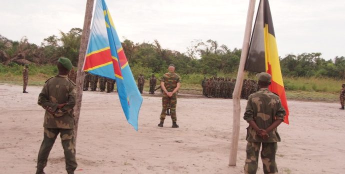 ATTENTION EDITORS - SMARTPHONE PICTURE - BEST QUALITY AVAILABLE 

Illustration shows Belgian militaries teatching Congolese elite soldier in Kindu region, Congo , Saturday 12 November 2016. 
BELGA PHOTO GERARD GAUDIN