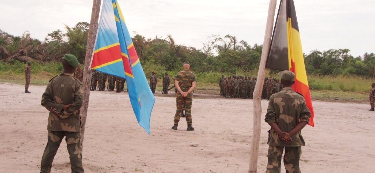 ATTENTION EDITORS - SMARTPHONE PICTURE - BEST QUALITY AVAILABLE 

Illustration shows Belgian militaries teatching Congolese elite soldier in Kindu region, Congo , Saturday 12 November 2016. 
BELGA PHOTO GERARD GAUDIN