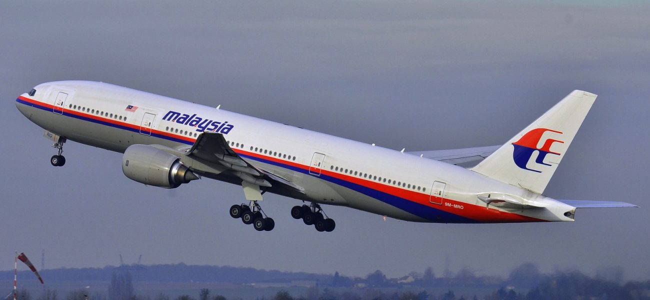 Boeing_777-200ER_Malaysia_AL_(MAS)_9M-MRO_-_color