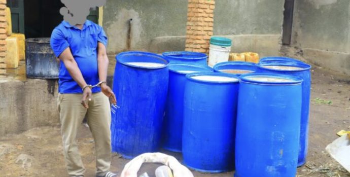 Hitiyaremye Fèdele yatawe muri yombi na Polisi y’Igihugu afatanwa litiro 1,350 z’inzoga zitemewe