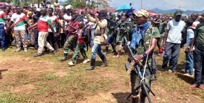 Des-anciens-combattants-du-CNDD-FDD-et-des-Imbonerakure-dans-une-parade-militaire-a-Cibitoke-©-SOS-Medias-Burundi-1900x1069_c