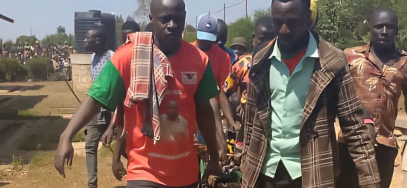 Des-hommes-portent-sur-des-civieres-les-corps-des-deux-femmes-sous-les-yeux-dune-population-sous-le-choc-3800x2138_c