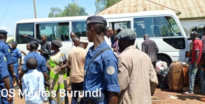 Des-policiers-en-train-de-forcer-des-refugies-congolais-a-monter-dans-des-bus-destines-a-les-ramener-sur-le-site-de-Musenyi-dans-le-sud-est-du-Burundi-©-SOS-Medias-Burundi-1900x1069_c
