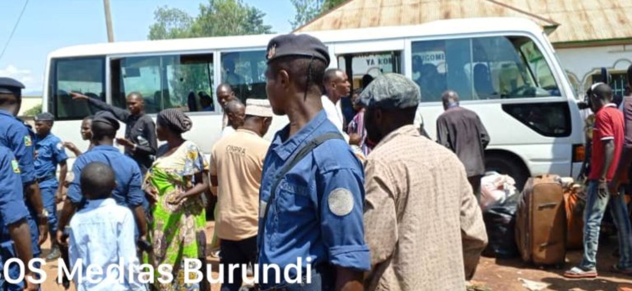 Des-policiers-en-train-de-forcer-des-refugies-congolais-a-monter-dans-des-bus-destines-a-les-ramener-sur-le-site-de-Musenyi-dans-le-sud-est-du-Burundi-©-SOS-Medias-Burundi-1900x1069_c