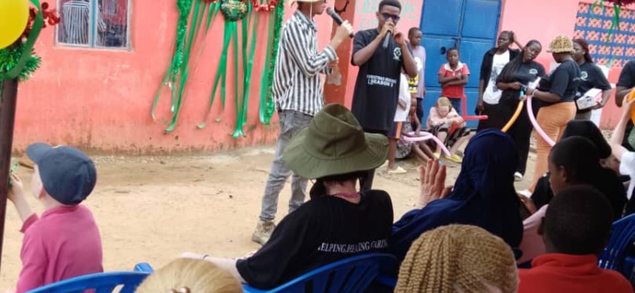 Des-refugies-composes-par-des-enfants-albinos-pour-la-plupart-dans-une-fete-organisee-par-lONG-Hope-Training-Center-a-Nakivale-le-23-decembre-2024-1900x1069_c