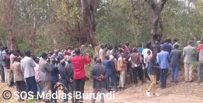 Des-refugies-congolais-reunis-pour-lenterrement-dun-des-leurs-assassine-au-camp-de-Bwagiriza-en-octobre-2024-3800x2138_c