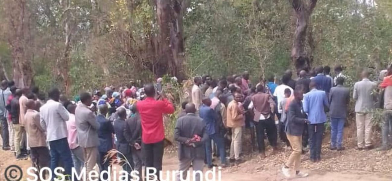 Des-refugies-congolais-reunis-pour-lenterrement-dun-des-leurs-assassine-au-camp-de-Bwagiriza-en-octobre-2024-3800x2138_c