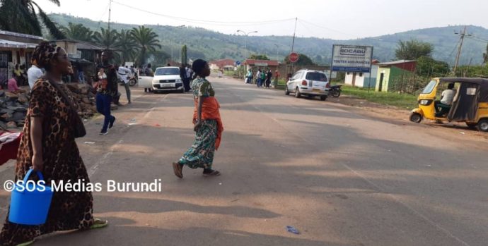 Des-vendeuses-ambulantes-a-la-frontiere-de-Ruhwa-entre-le-Burundi-et-le-Rwanda-le-11-janvier-2024-3800x2138_c