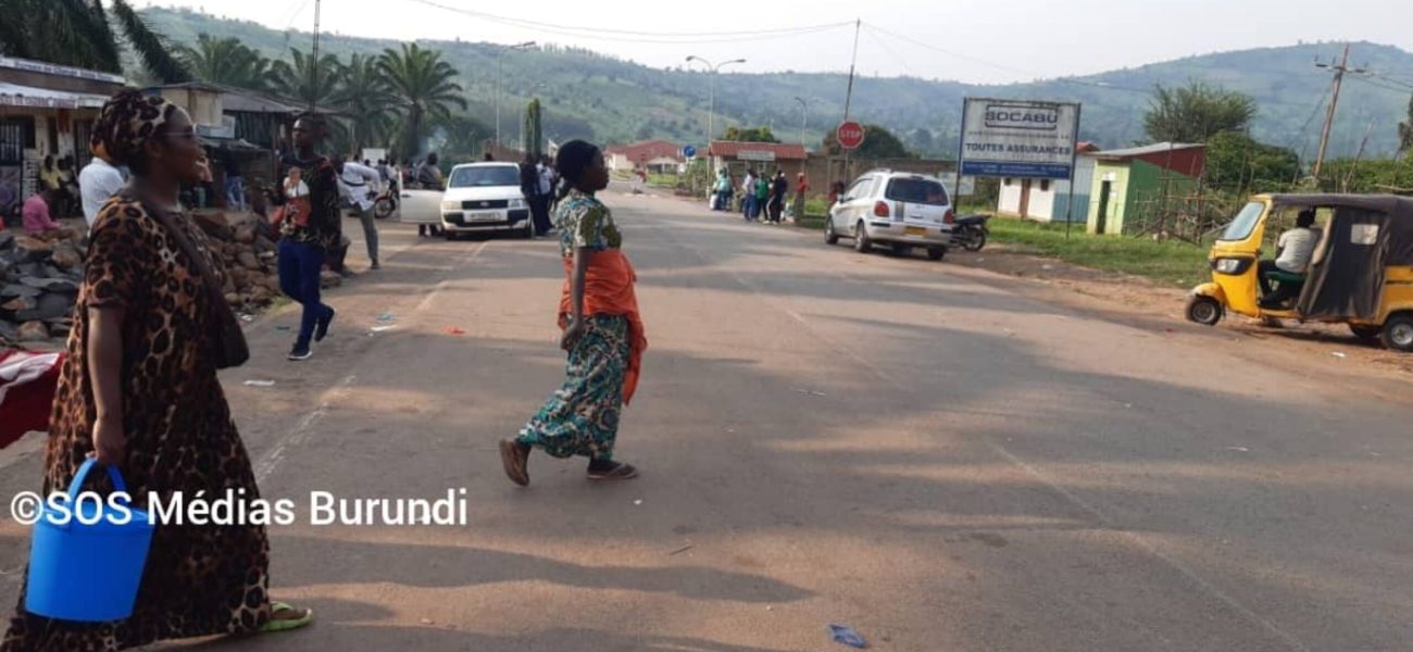 Des-vendeuses-ambulantes-a-la-frontiere-de-Ruhwa-entre-le-Burundi-et-le-Rwanda-le-11-janvier-2024-3800x2138_c