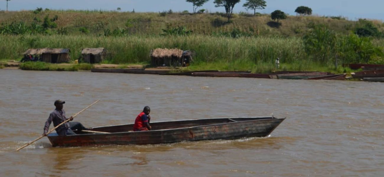 Deux-hommes-sur-une-barque-dans-la-riviere-Rusizi-non-loin-de-lendroit-ou-le-corps-sans-vie-de-Joseph-Kariyo-a-ete-retrouve-3800x2138_c