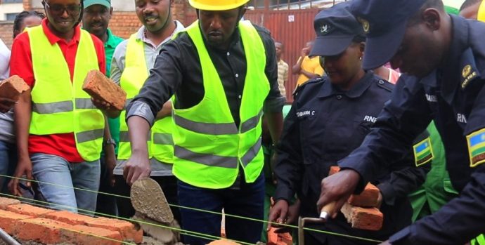 Minisiteri Ishinzwe Ibikorwa by'Ubutabazi (MINEMA) ku bufatanya n'inzego zitandukanye batangije gahunda yo gusana ibyangirijwe n'ibisasu byavuye muri Goma bahereye ku bikorwaremezo (Amashuri)