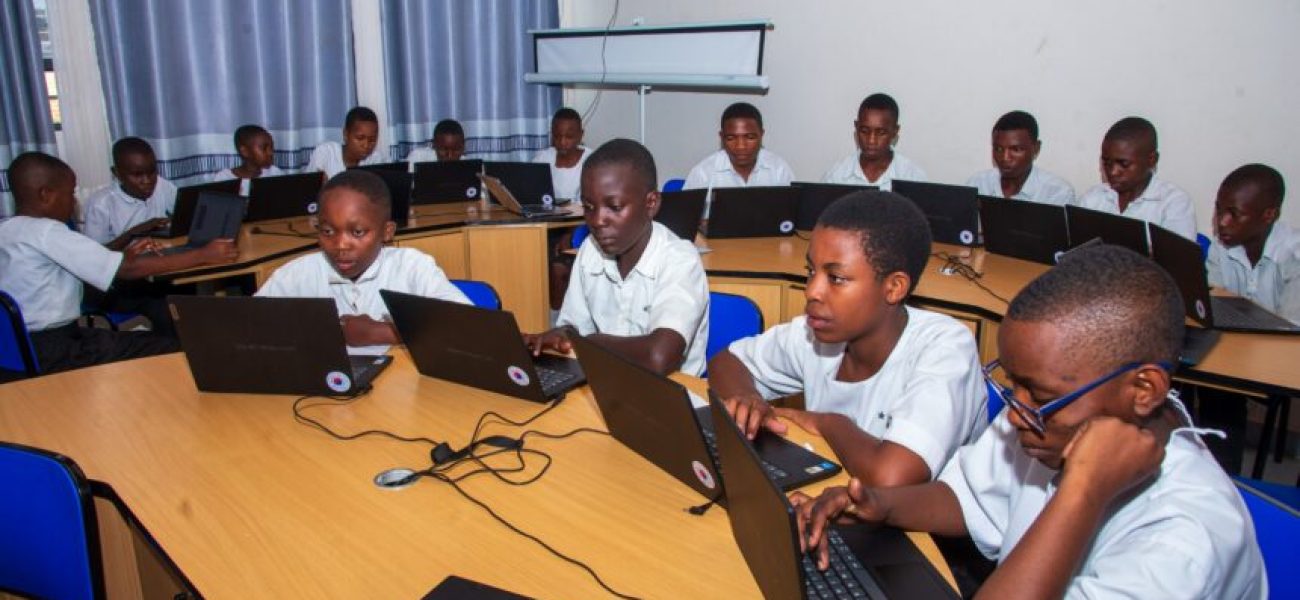 GHWf2nKXEAAbrS3-860x574