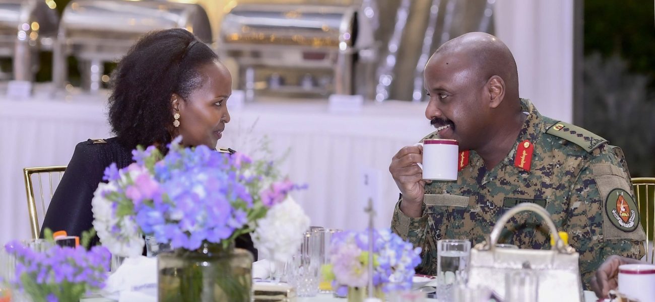 GMeYgzoWAAAVLrt.jpg_large