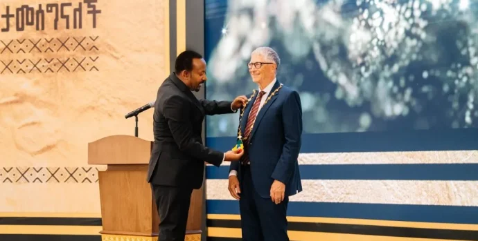 Minisitiri w’Intebe wa Ethiopia, Abiy Ahmed, asuhuzanya na Bill Gates nyuma yo kumushyikiriza ishusho yamugaragazaga, mu nama yabereye muri Nelson Mandela Hall i Addis Ababa ku wa 2 Kamena 2025