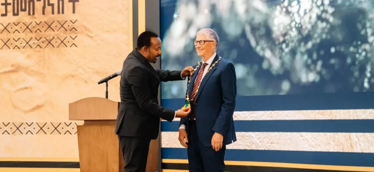 Minisitiri w’Intebe wa Ethiopia, Abiy Ahmed, asuhuzanya na Bill Gates nyuma yo kumushyikiriza ishusho yamugaragazaga, mu nama yabereye muri Nelson Mandela Hall i Addis Ababa ku wa 2 Kamena 2025