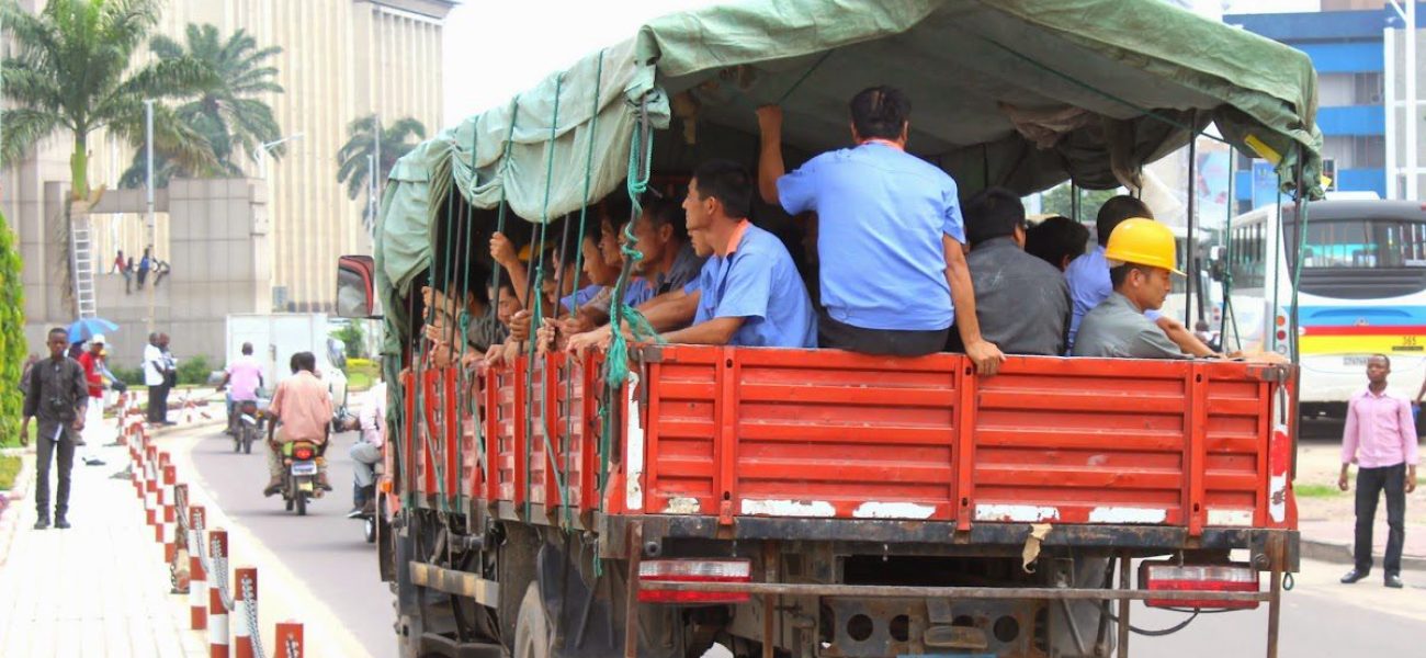 Des travailleurs chinois le 21/05/2015 à Kinshasa sur le boulevard du 30 juin après le diner, ils se dirigent vers les chantiers de constructions à travers la ville. Radio Okapi/Ph. John Bompengo