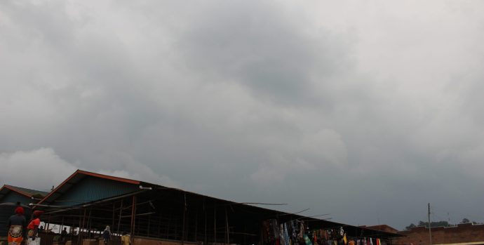 Bamwe mu bagana n'abakorera mu isoko rya Cyanzarwe barataka ibihombo bikabije baterwa no kuba imvura igwa ikabacikiraho (Photo: Koffito)