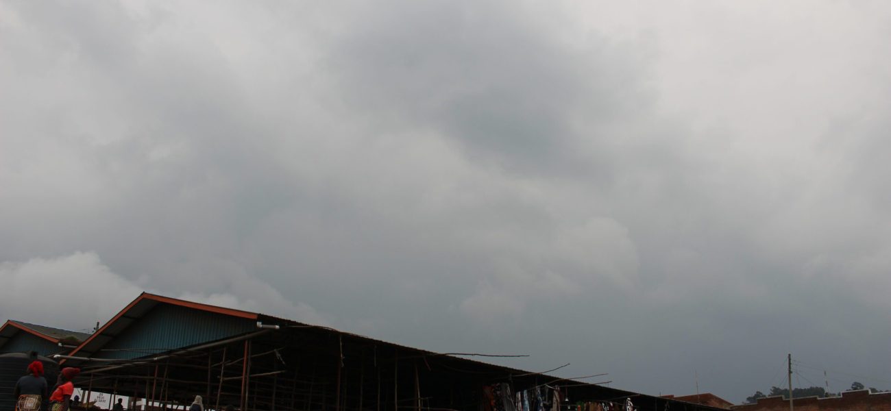 Bamwe mu bagana n'abakorera mu isoko rya Cyanzarwe barataka ibihombo bikabije baterwa no kuba imvura igwa ikabacikiraho (Photo: Koffito)