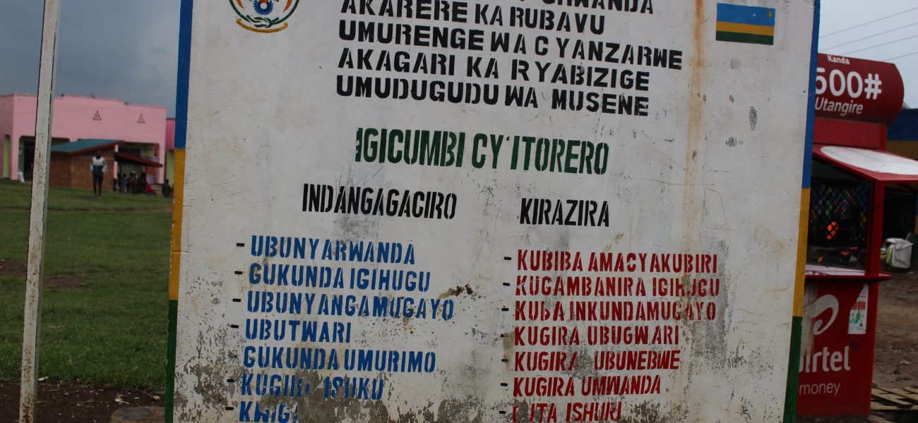 Abaturage basaba ko bahabwa umuhanda bemerewe na Perezida Kagame biganjemo abo mu murenge wa Cyanzarwe gakungahaye ku musaruro w'ibirayi, ibitunguru n'imboga