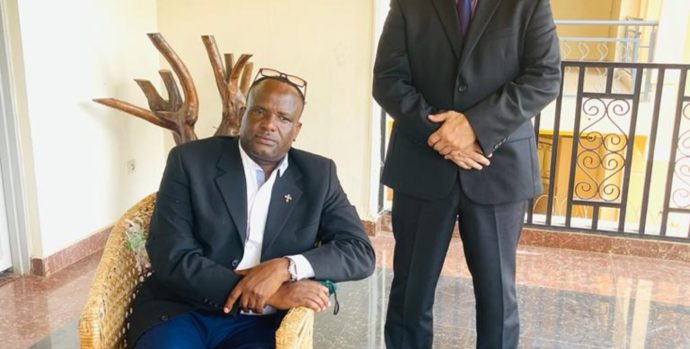 Jean-Bosco-Ndayikengurukiye-lancien-chef-rebelle-hutu-detenu-pour-trafic-presume-de-carburant-photographie-avec-un-garde-du-corps-apres-son-retour-au-Burundi-en-2021-3800x2138_c