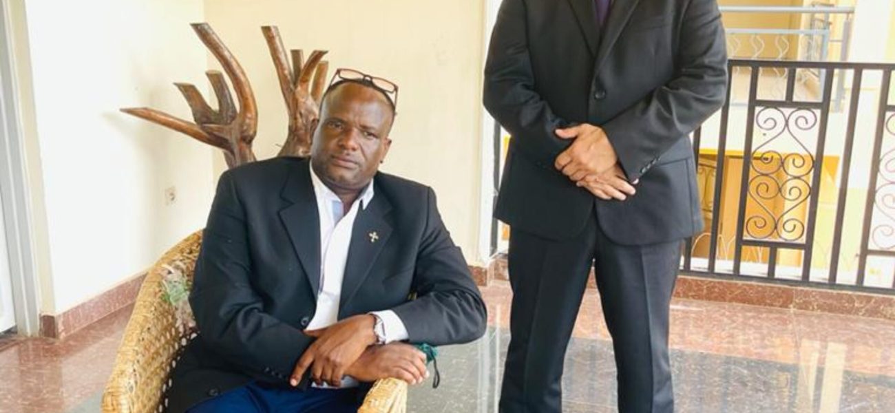 Jean-Bosco-Ndayikengurukiye-lancien-chef-rebelle-hutu-detenu-pour-trafic-presume-de-carburant-photographie-avec-un-garde-du-corps-apres-son-retour-au-Burundi-en-2021-3800x2138_c